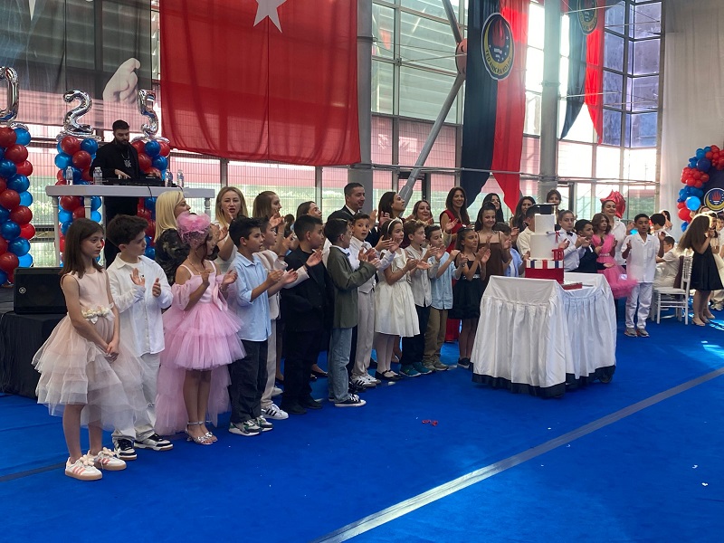 4. Sınıf Öğrencileri Mezuniyetlerini Yıl Sonu Buluşmasında Kutladı! 