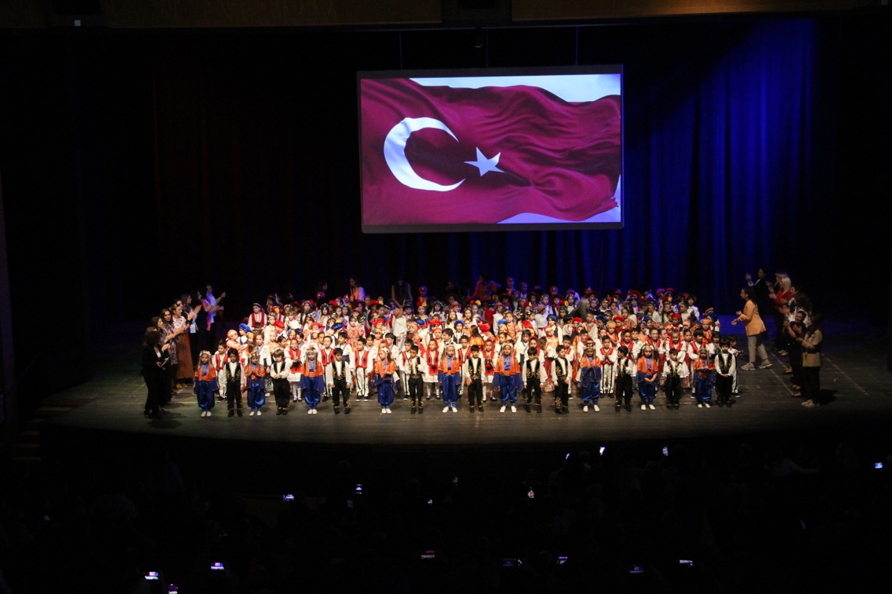 Anaokulumuzdan Rengarenk Ülkeler Gösterisi