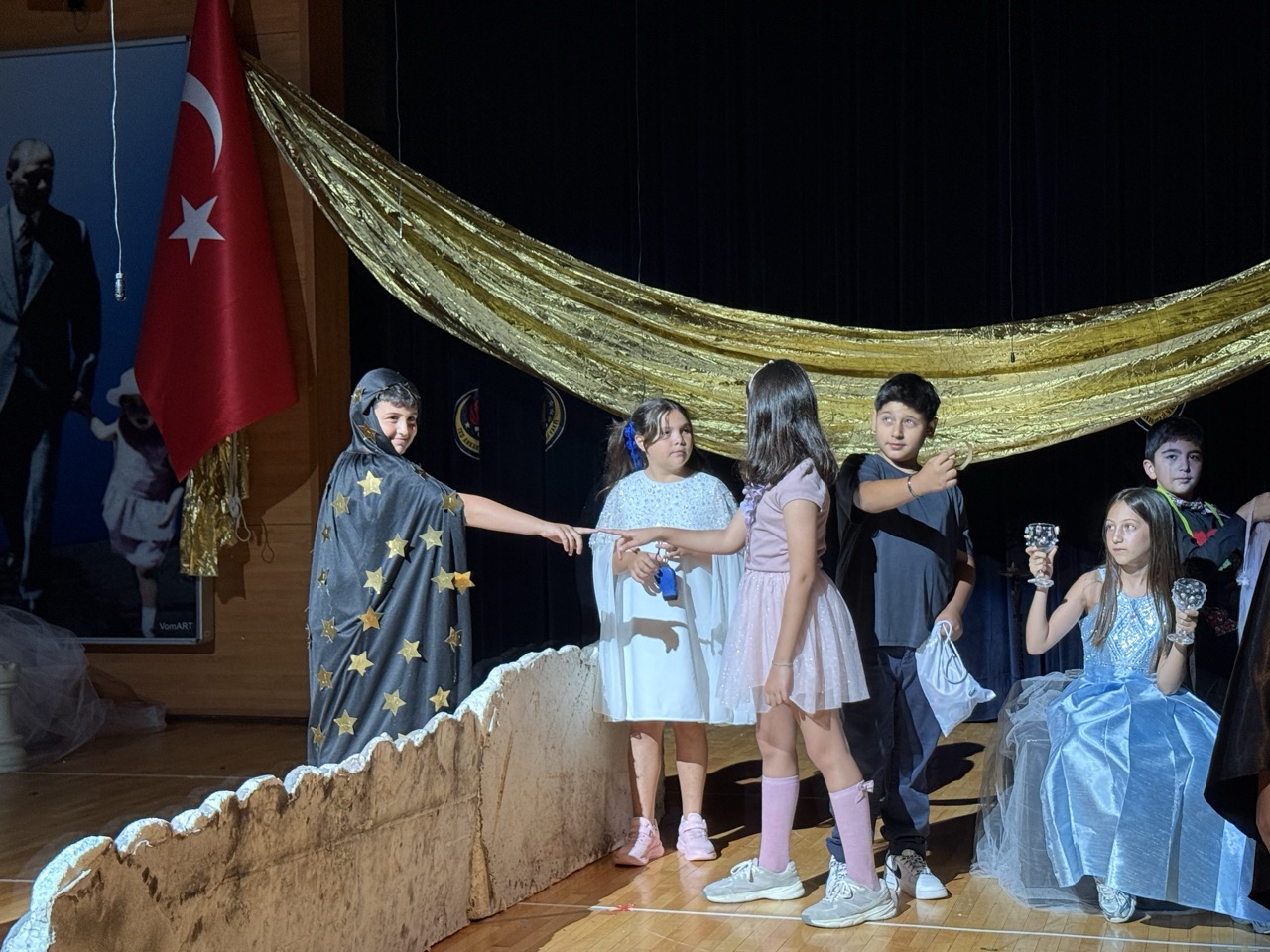 Parlaklar ve Gölgeler: “Işığımız Bir, Gölgemiz Bir!”