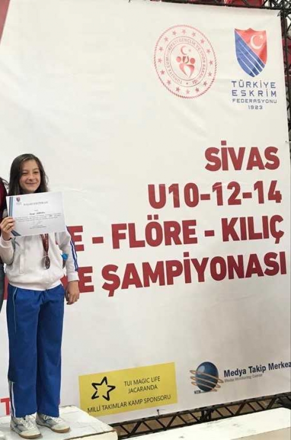 Öğrencimiz Zeynep Babacan (6-H) Eskrim Türkiye Kupası maçlarında U-12 yaş kategorisinde 3. olarak bronz madalya kazandı