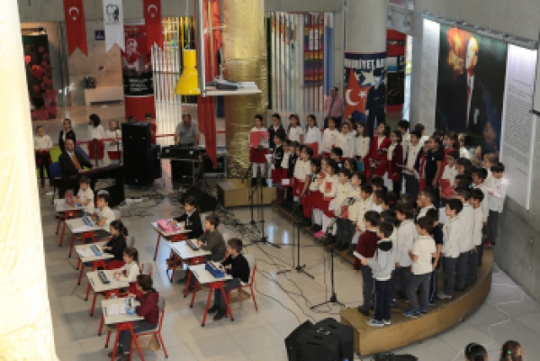 24 Kasım Öğretmenler Günü Konseri İlkokul Kolej Sokağında Gerçekleştirildi