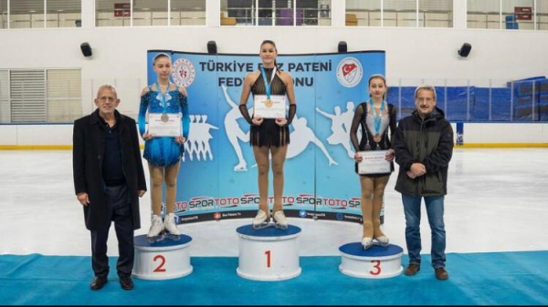 Lise Öğrencimiz Azra ULUS Buz Pateni Büyükler Türkiye Şampiyonası'nda 1. Oldu.