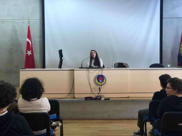 2003 mezunumuz Dr. Alev Çağla Özdemir Lise Öğrencilerimize Genetik Mühendisliği ve Moleküler Biyoloji konusunda bir konferans verdi.
