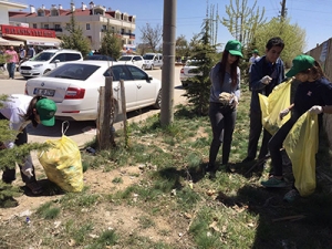 IB Öğrencilerimiz Kızılcaşar Mahallesi&#039;nde Çevre Temizliği Yaptı