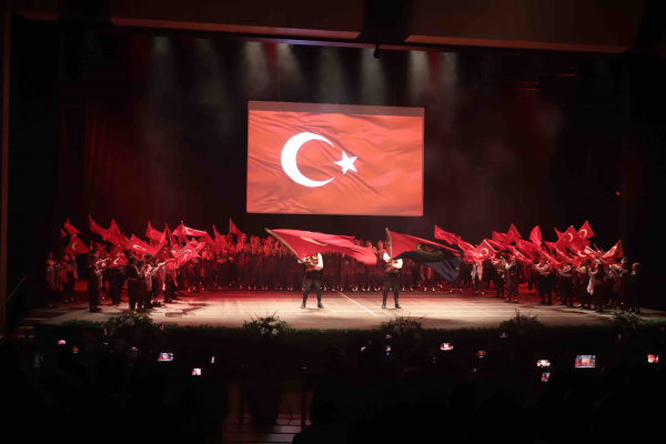 “Anadolu’da Bir Meşale” Halk Dansları Gösterisi Büyük Beğeniyle İzlendi