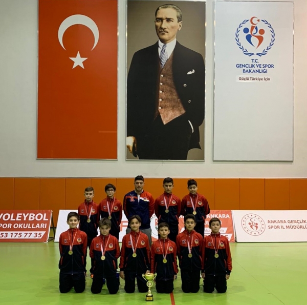 Küçük Erkek Voleybol Takımımız Ankara 1. si Oldu