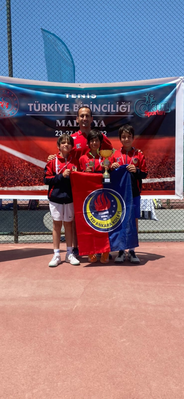 Ortaokul Küçük Erkek Tenis Takımımız Türkiye 1.si Oldu.