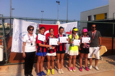 Teniste Küçük Kızlarda Türkiye Şampiyonu Küçük Erkeklerde Türkiye Dördüncüsü Olduk