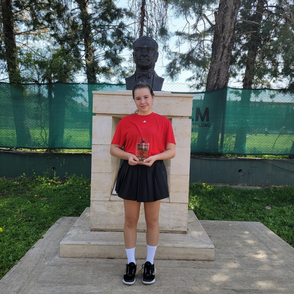 Lara ÖZCAN’ın (8-F) Tenis Başarısı