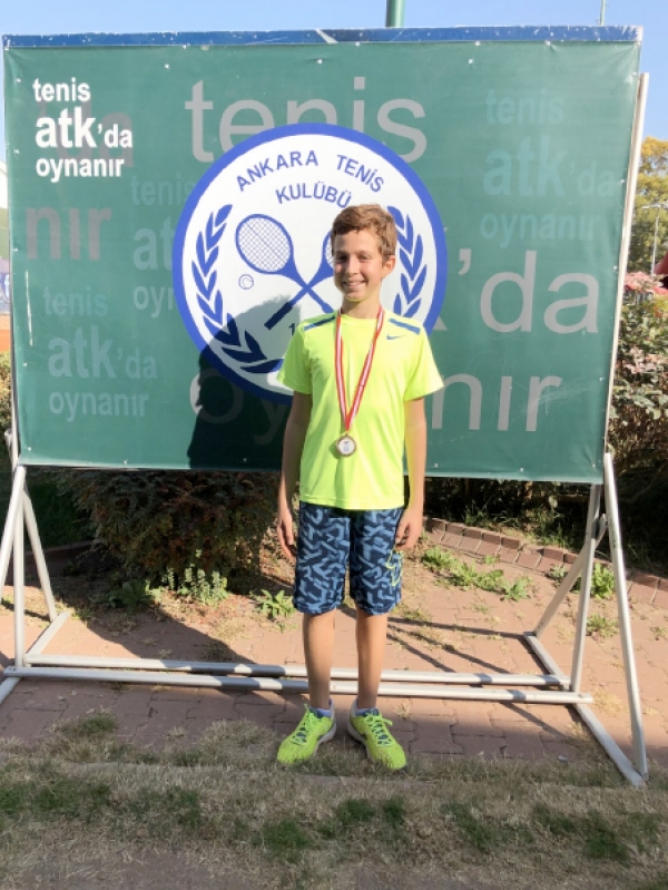 Öğrencimiz Emir Eren’in (7-D) Tenisteki Başarısı 