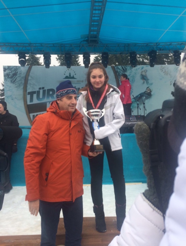 Öğrencimiz Çağla Selen Karaöz (9-O) Atlı Kızak Türkiye Şampiyonu