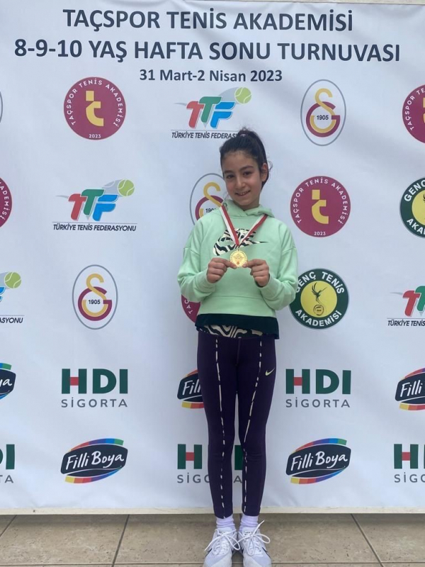 İlkokul Öğrencimiz Defne Orhan'ın Tenis Başarısı