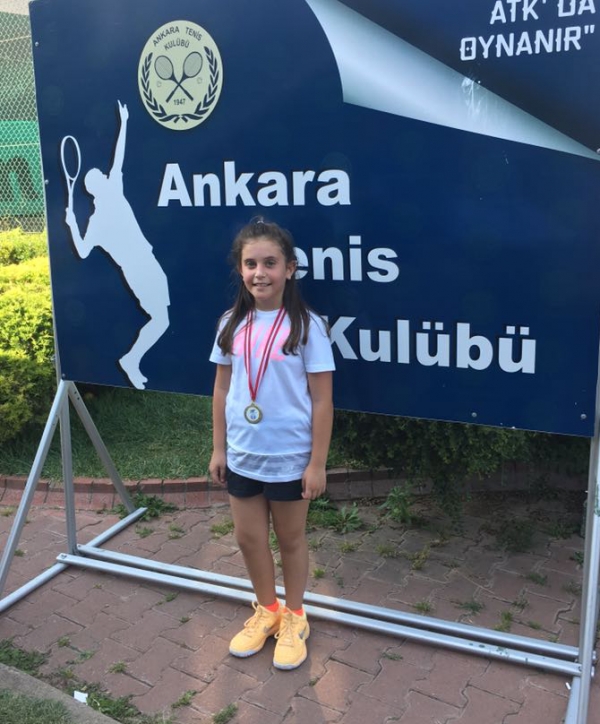 Öğrencimiz Begüm ÖZDEMİR, 8-9-10 Yaş Tenis Turnuvasında 9 Yaş Kızlar Birincisi Oldu
