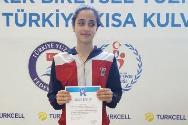 Lise Öğrencimiz Deniz Ertan Yüzme'de Türkiye Rekorunu Kırdı