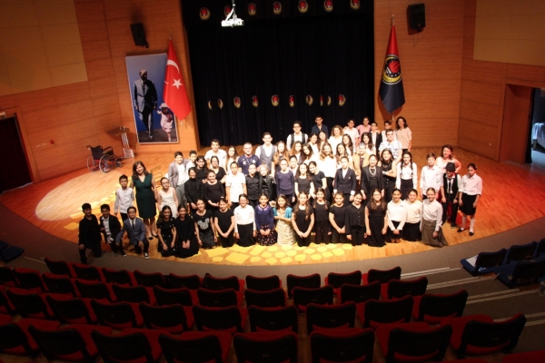 Ortaokul ve Lise Öğrencileri İle Birlikte Tiyatro Gösterisi Düzenledik