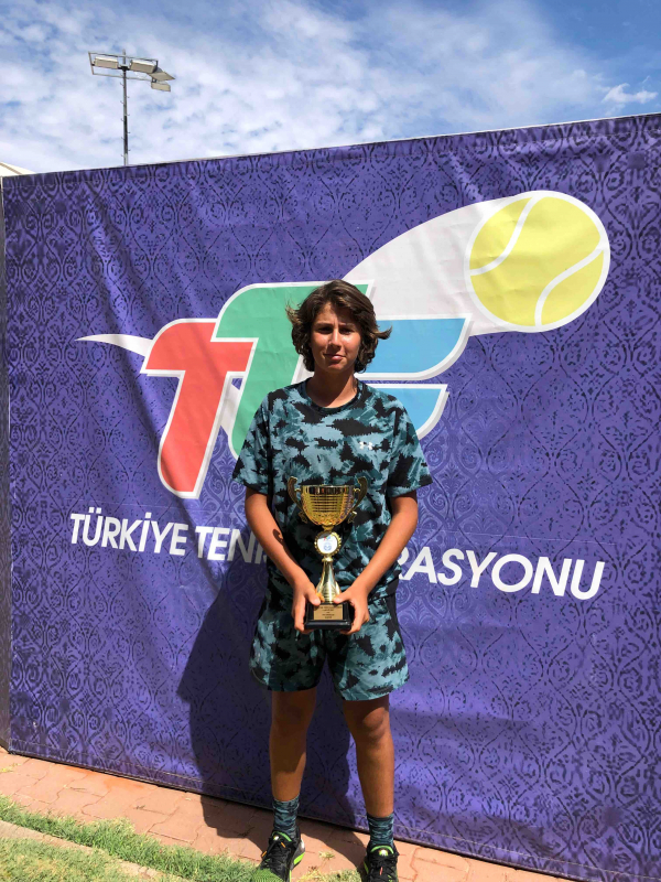 Lise Öğrencimiz Çınar Özkahraman Tenis'te Türkiye 2.si