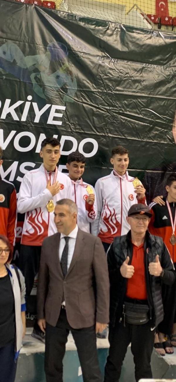 Lise öğrencimiz İlker Yaman Topçu Taekwondo Poomsae Türkiye Şampiyonasında Altın Madalya Kazandı