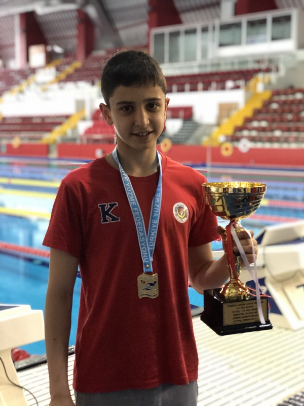 Öğrencimiz Aykut Mert IRAVUL Yüzme Yarışmalarında Türkiye Birincisi
