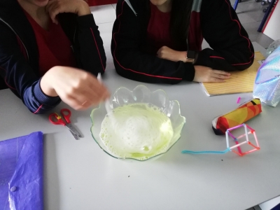 8. Sınıf Öğrencilerimiz “Üç Boyutlu Cisimler ile Sabun Baloncuğu Yapımı Ve Minimal Yüzeyler” Etkinliğini Gerçekleştirdiler