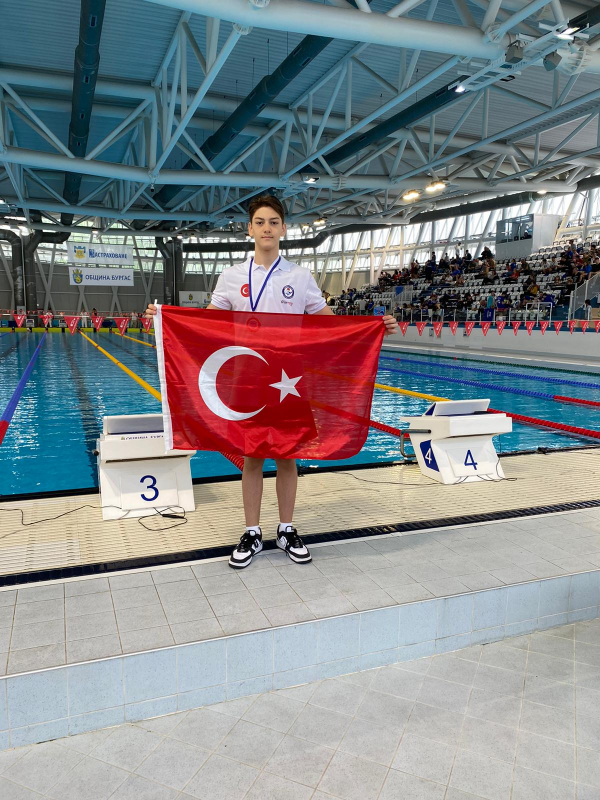 Ortaokul Öğrencimiz Can Acar'ın Yer Aldığı Yüzme Milli Takımımız Türkiye Rekoru Kırdı