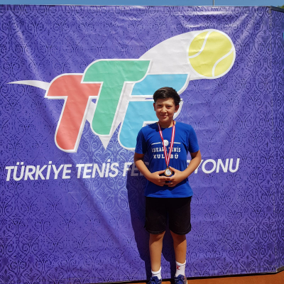Ortaokul Öğrencimiz Efe ŞAGAR Tenis 8-9-10 Yaş Yaz Kupası Başarısı